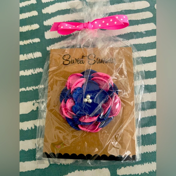 Small Pearl Pink & Blue Brooch Flower Shaped Pin - Picture 1 of 4